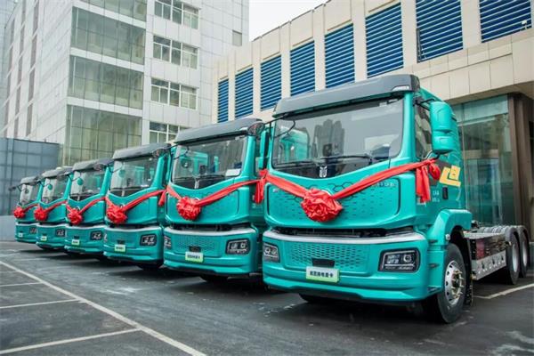 同犀重卡向雁运公司批量交付百台底置换电重卡