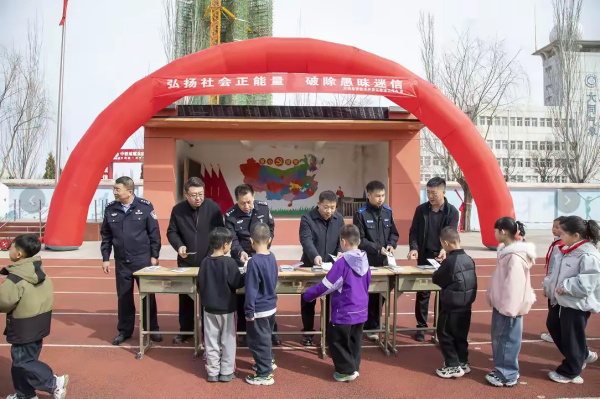 政法工作深入社区、走进校园